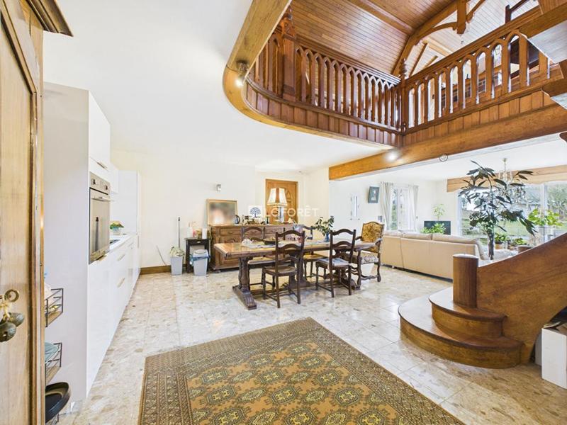 Propriété - 323 m² - 13 pièces