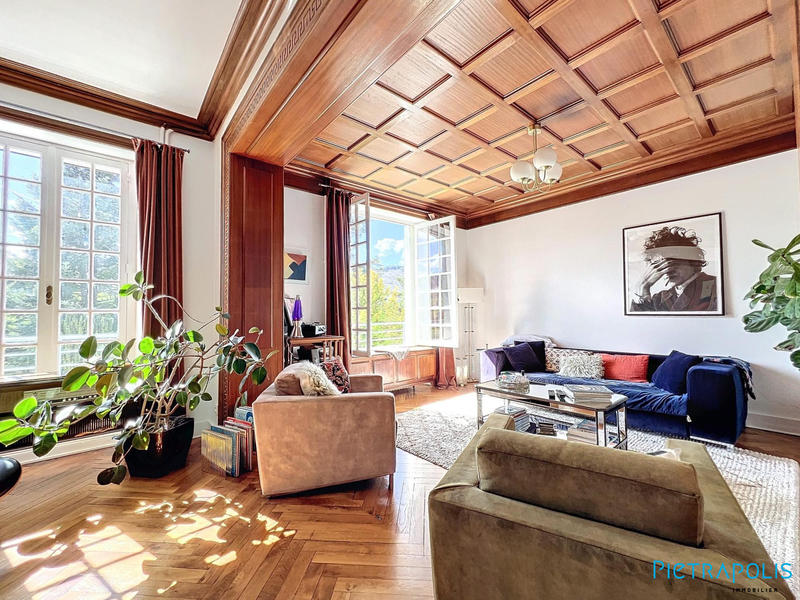 Maison - 300 m² - 8 pièces