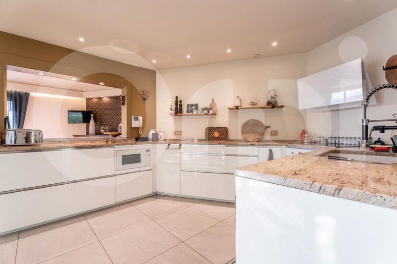 Villa - 366 m² - 6 pièces