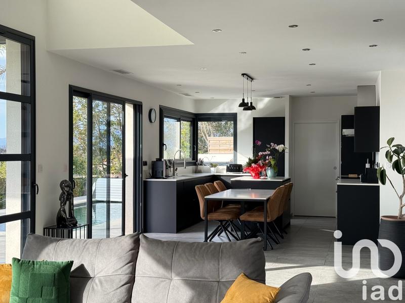 Maison - 219 m² - 5 pièces