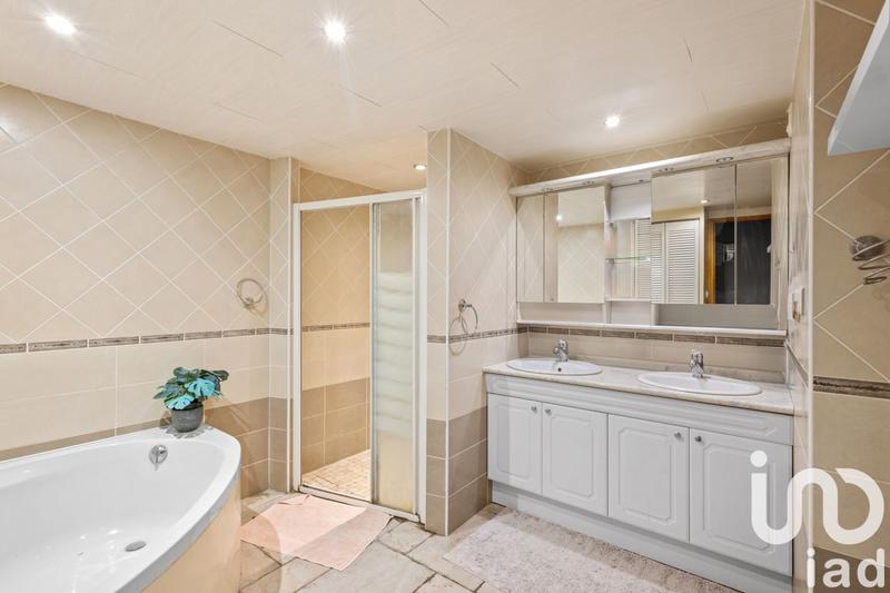 Maison - 250 m² - 7 pièces