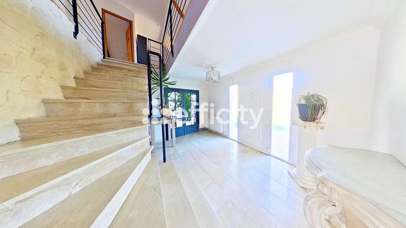 Maison - 230 m² - 8 pièces