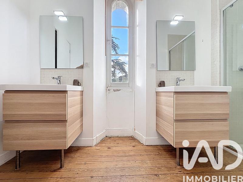 Maison - 890 m² - 18 pièces