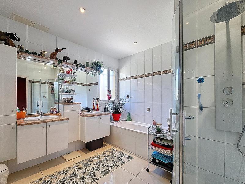 Maison - 200 m² - 8 pièces