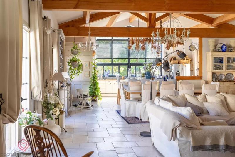 Propriété - 345 m² - 9 pièces