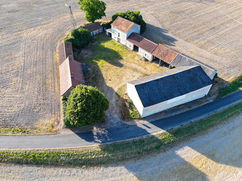 Ferme - 700 m² - 1 pièce