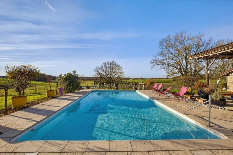 Propriété - 239 m² - 7 pièces