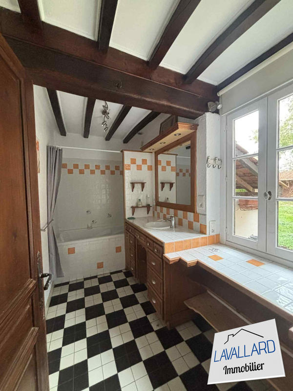 Maison - 239 m² - 10 pièces