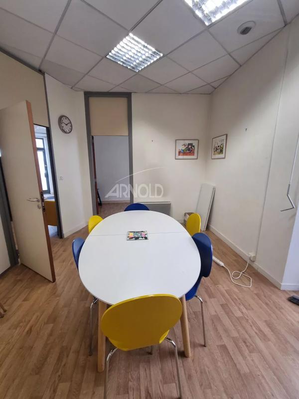 Local commercial - 110 m² - 6 pièces