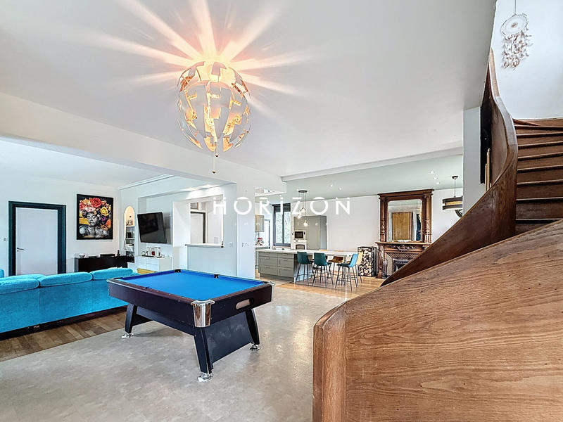Maison - 202 m² - 7 pièces
