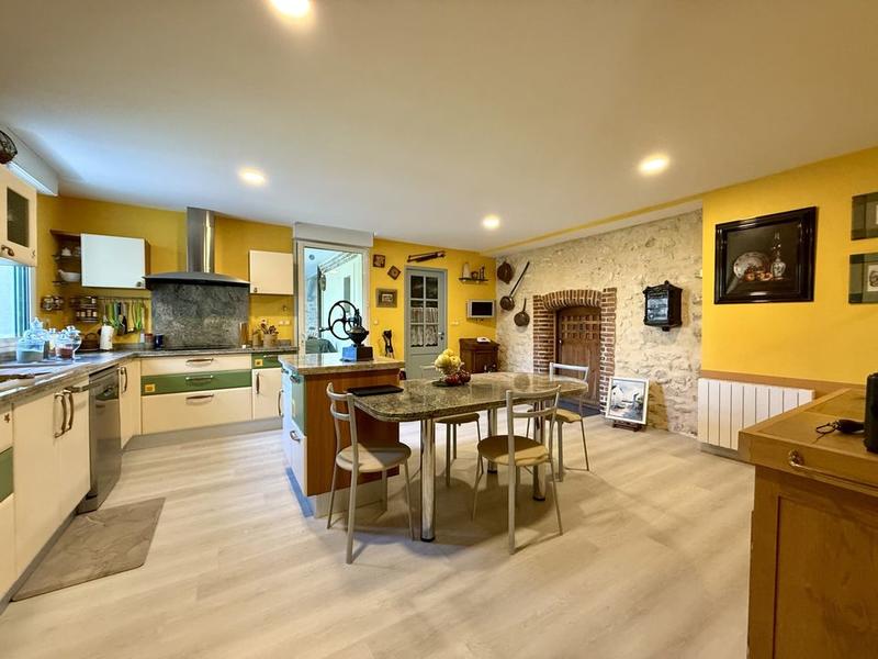 Propriété - 318 m² - 7 pièces