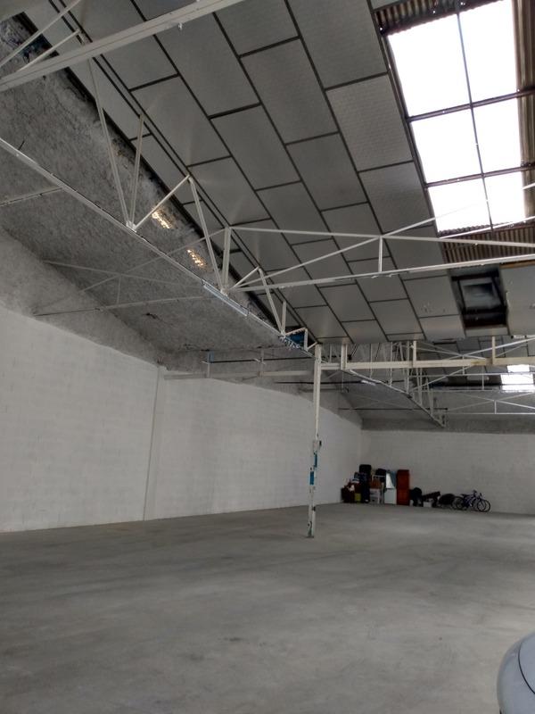 Entrepôt - 611 m² - 1 pièce