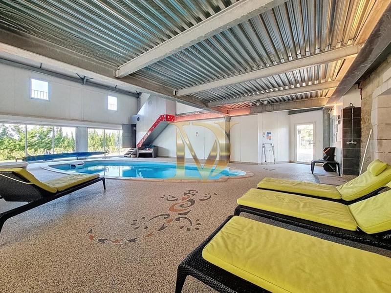 Propriété - 402 m² - 16 pièces