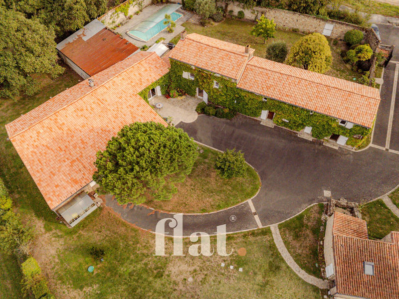 Propriété - 351 m² - 6 pièces