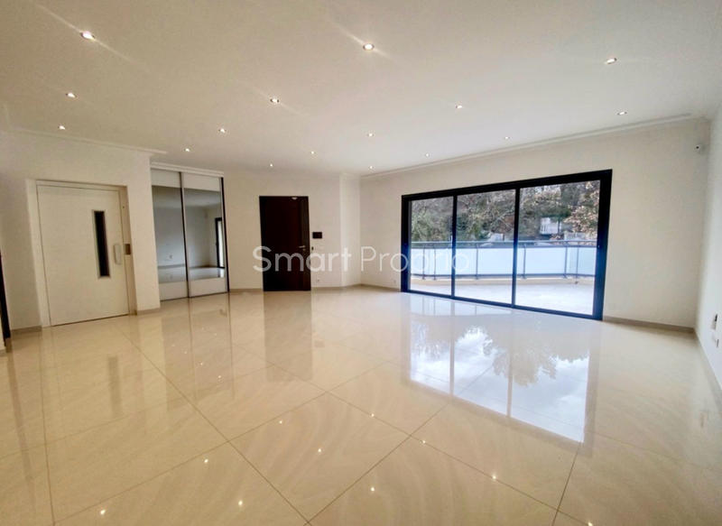 Propriété - 250 m² - 6 pièces