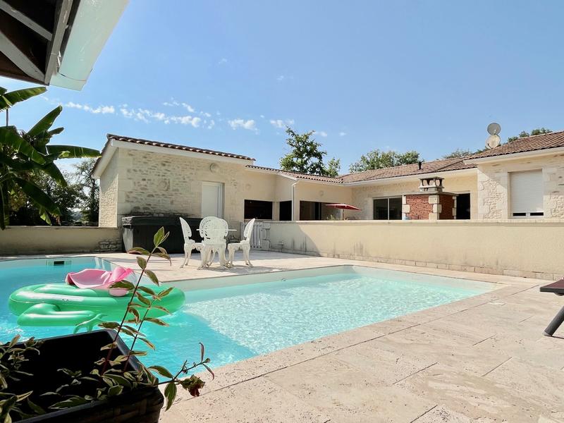 Maison traditionnelle - 210 m² - 8 pièces