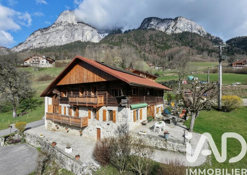 Maison - 221 m² - 7 pièces