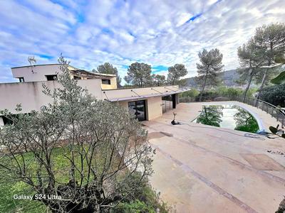 Villa - 394 m² - 11 pièces