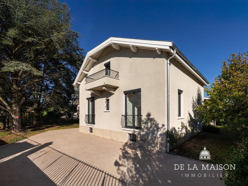 Maison - 208 m² - 8 pièces