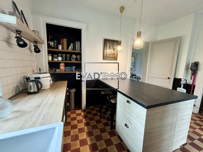 Maison - 325 m² - 10 pièces