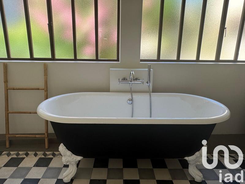 Maison - 247 m² - 8 pièces