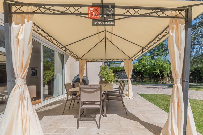 Maison - 400 m² - 12 pièces