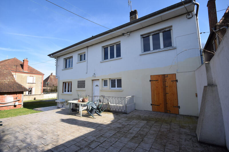 Maison traditionnelle - 105 m² - 8 pièces