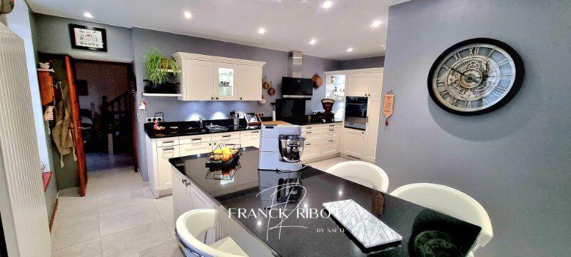 Maison - 327 m² - 10 pièces