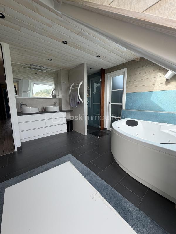 Maison - 270 m² - 10 pièces