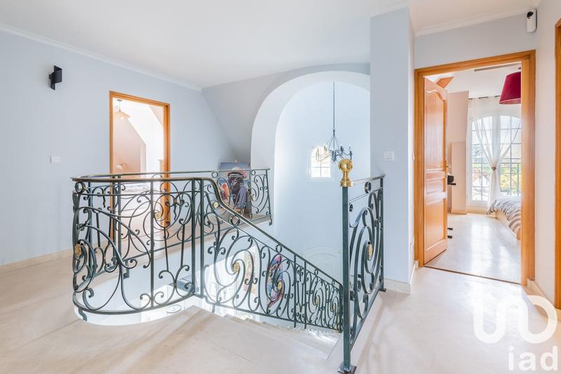 Maison - 220 m² - 10 pièces