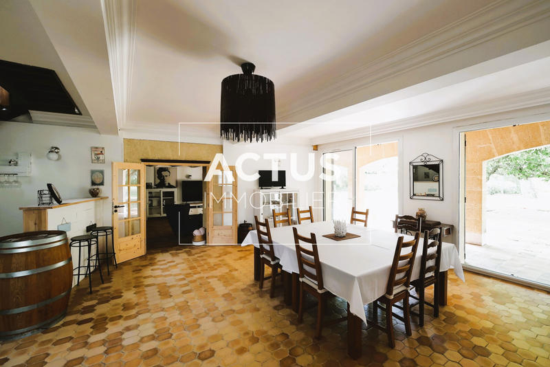 Maison - 255 m² - 8 pièces