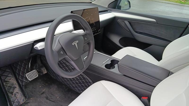 Tesla Model y 275 Standard Range - Toit ouvrant