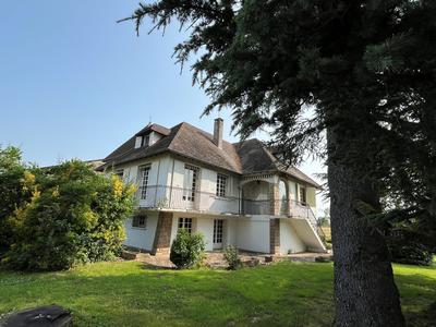 Maison traditionnelle - 256 m² - 9 pièces
