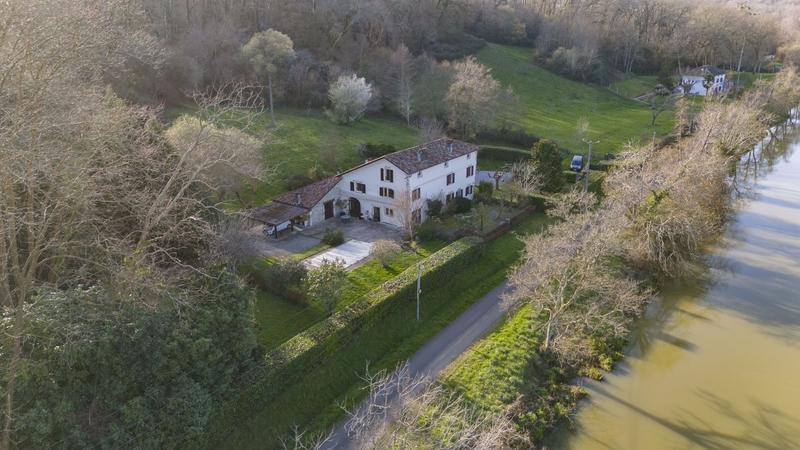 Maison - 250 m² - 13 pièces