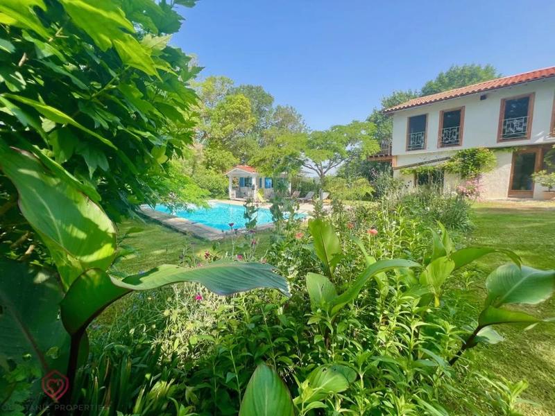 Propriété - 403 m² - 17 pièces