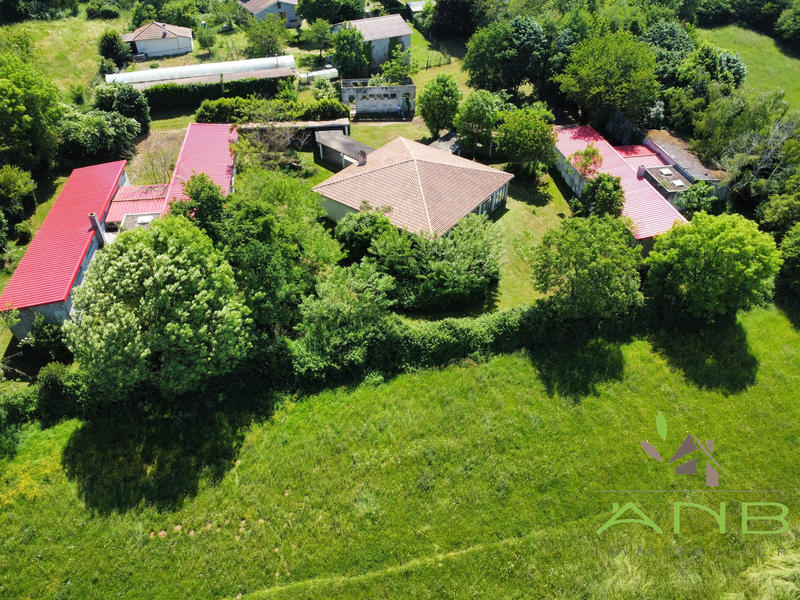 Maison - 692 m² - 3 pièces