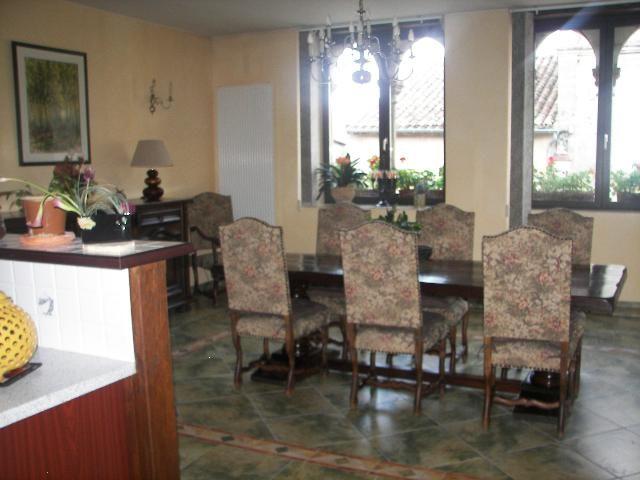 Maison traditionnelle - 900 m² - 10 pièces