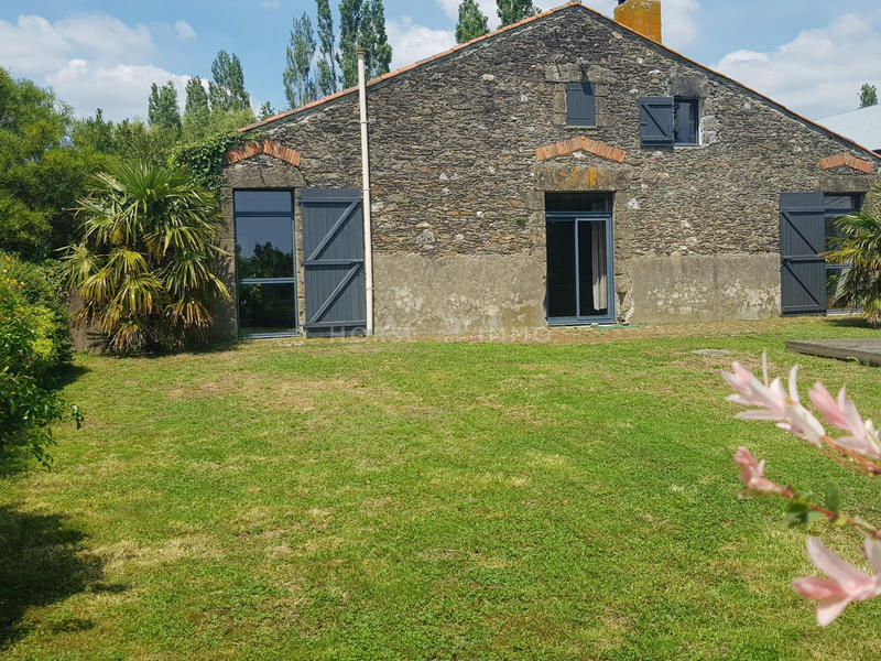 Maison - 443 m² - 9 pièces