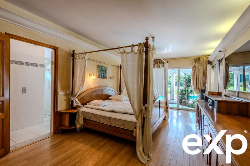 Maison - 380 m² - 9 pièces