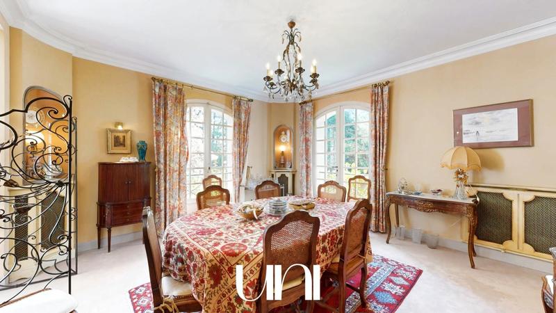 Maison - 318 m² - 8 pièces