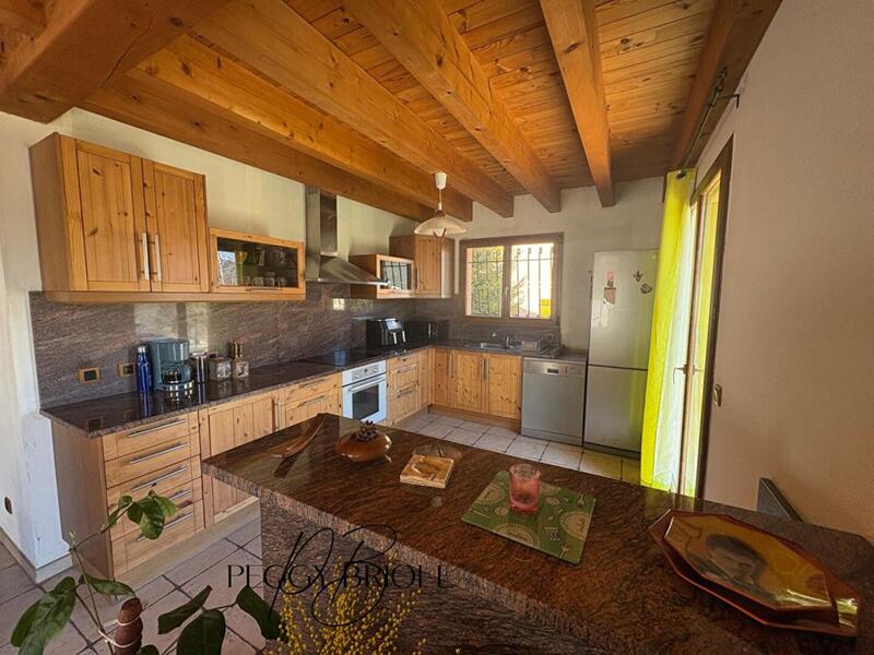 Maison - 241 m² - 6 pièces