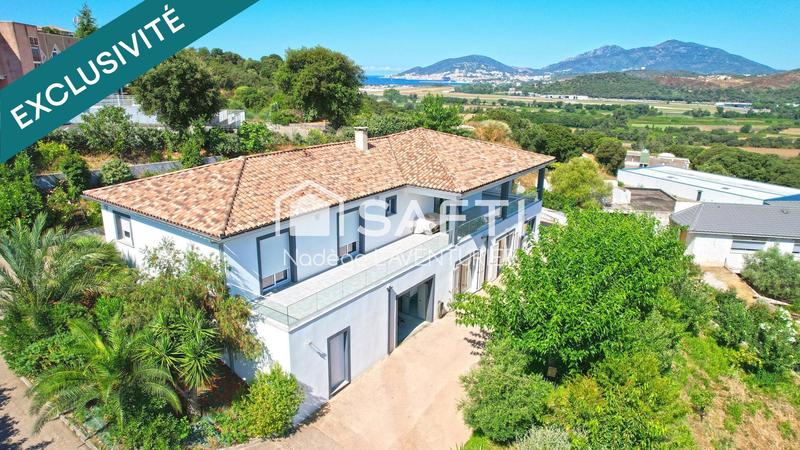 Maison - 238 m² - 9 pièces