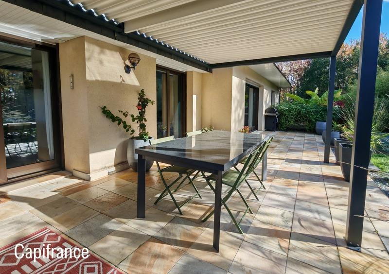 Maison - 230 m² - 8 pièces