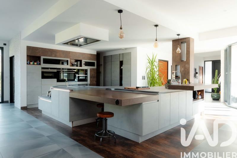 Maison - 395 m² - 12 pièces