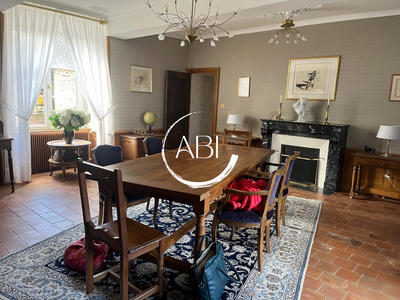 Maison - 230 m² - 8 pièces