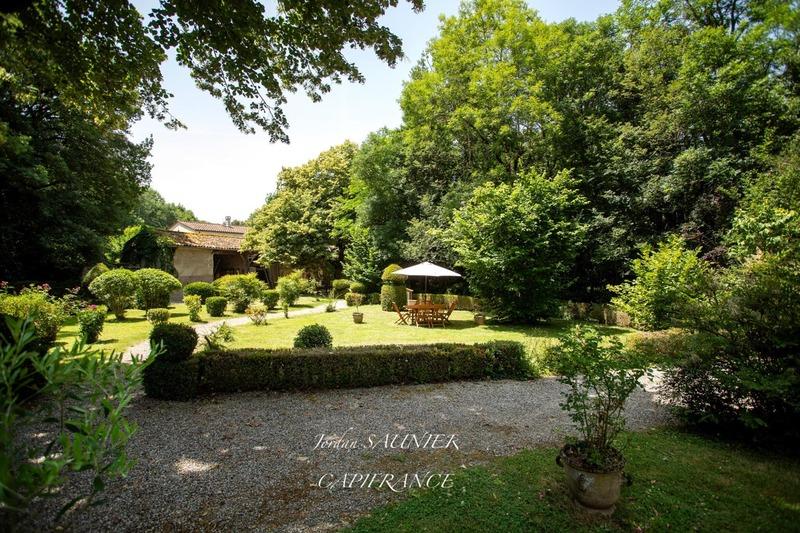 Demeure - 393 m² - 14 pièces