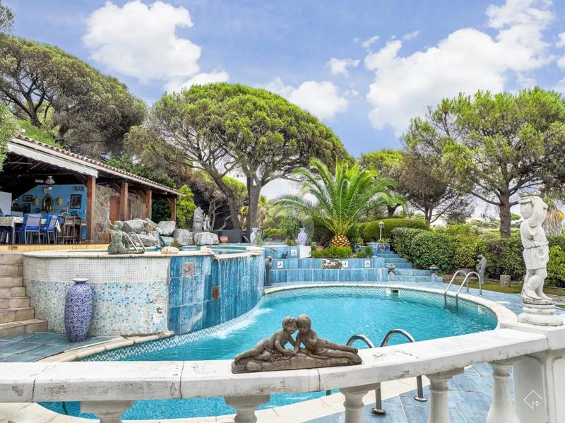 Villa - 439 m² - 8 pièces