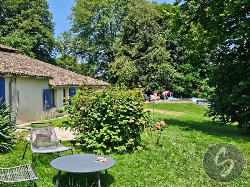 Propriété - 245 m² - 7 pièces