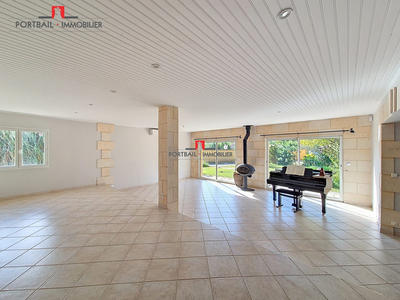 Maison traditionnelle - 240 m² - 6 pièces