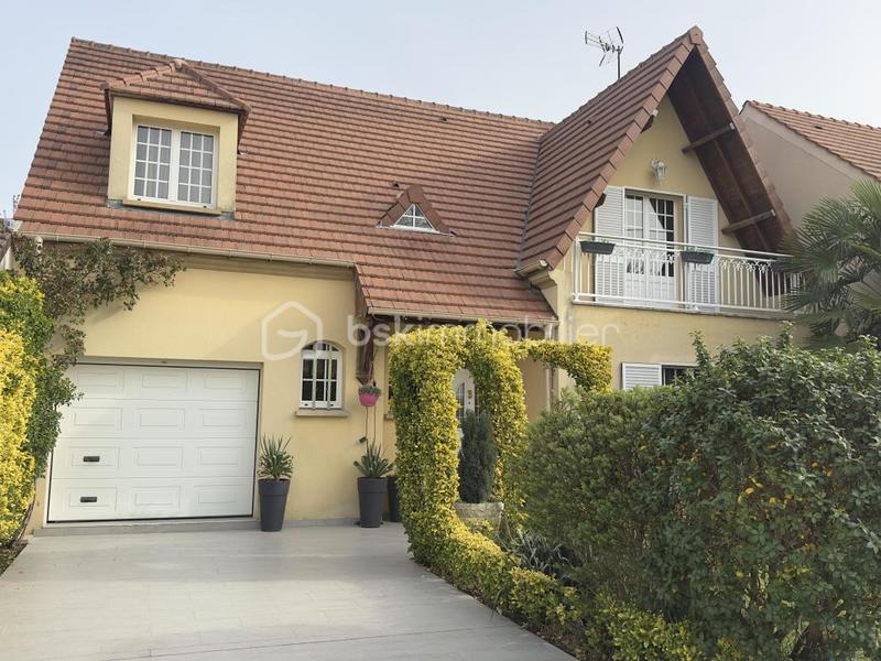 Maison traditionnelle - 165 m² - 8 pièces